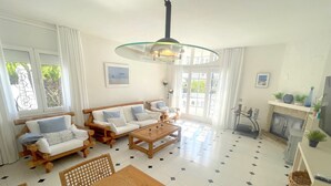 Una sala de estar con un sofá, una mesa de centro y una chimenea.