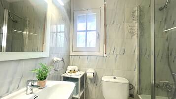 Baignoire, serviettes fournies, papier toilette