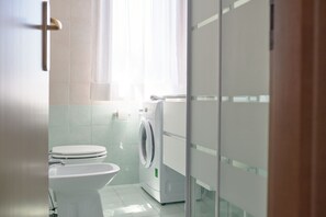 Dusche, Haartrockner, Bidet, Handtücher