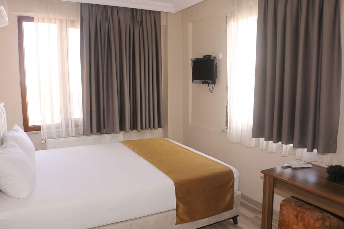 Egyptian cotton sheets, premium bedding, minibar, desk