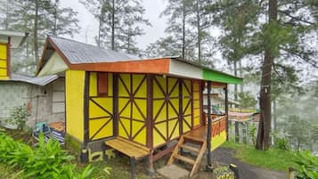 Kamar Deluks | Meja kerja dan seprai linen