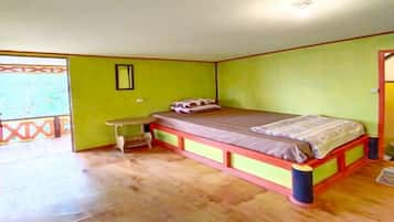 Habitación Deluxe | Escritorio y ropa de cama