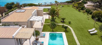 Luxury villa with pool, beach front, Porto Ulisse