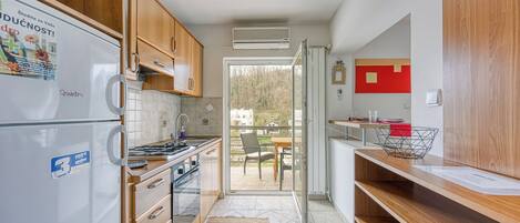 Fridge, oven, stovetop, cookware/dishes/utensils