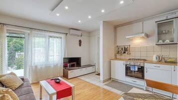 Family Apartment, Multiple Bedrooms (Green Hill Zagreb - Apartment Sara) | Living room | 21-inch flat-screen TV with digital channels