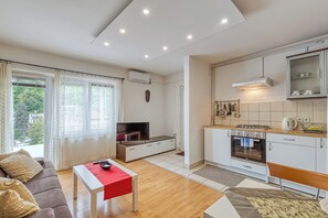 Family Apartment, Multiple Bedrooms (Green Hill Zagreb - Apartment Sara) | Living room