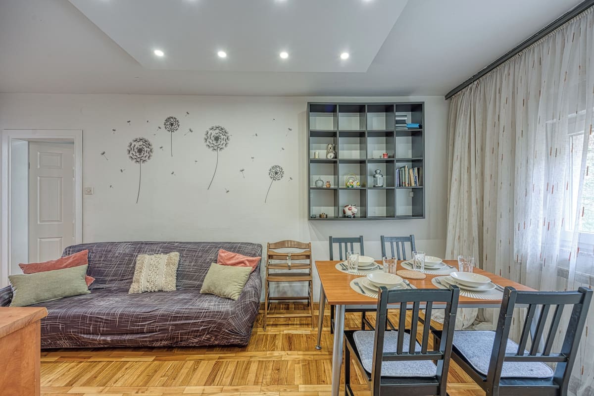 Familie appartement, 2 slaapkamers, balkon (Green Hill Zagreb - Apartment Zen) | Woonkamer | Flatscreentelevisie