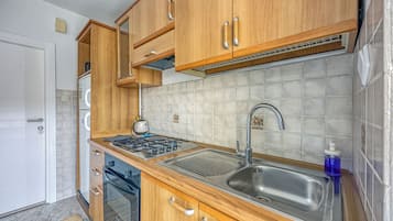 Refrigerador, horno, parrilla de estufa y utensilios de cocina