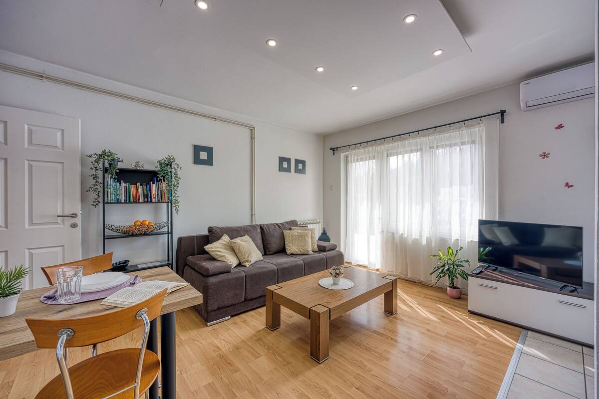 Familie appartement, 1 slaapkamer, terras (Green Hill Zagreb - Apartment Sara) | Woonkamer | Flatscreentelevisie