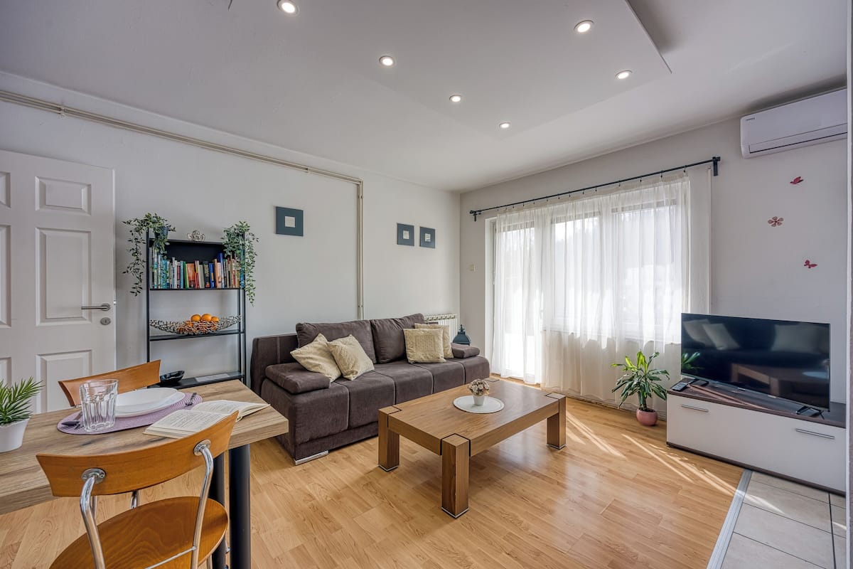 Căn hộ dành cho gia đình, nhiều phòng ngủ (Green Hill Zagreb - Apartment Sara) | Phòng khách | TV màn hình phẳng 21-inch có truyền hình kỹ thuật số
