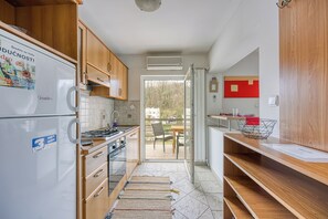 Familienstudio (Green Hill Zagreb - Studio Natali) | Eigene Küche | Kühlschrank, Ofen, Herdplatte, Kochgeschirr/Geschirr/Besteck