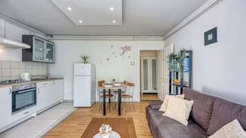 Family Apartment, Multiple Bedrooms (Green Hill Zagreb - Apartment Sara) | Living room | 21-inch flat-screen TV with digital channels