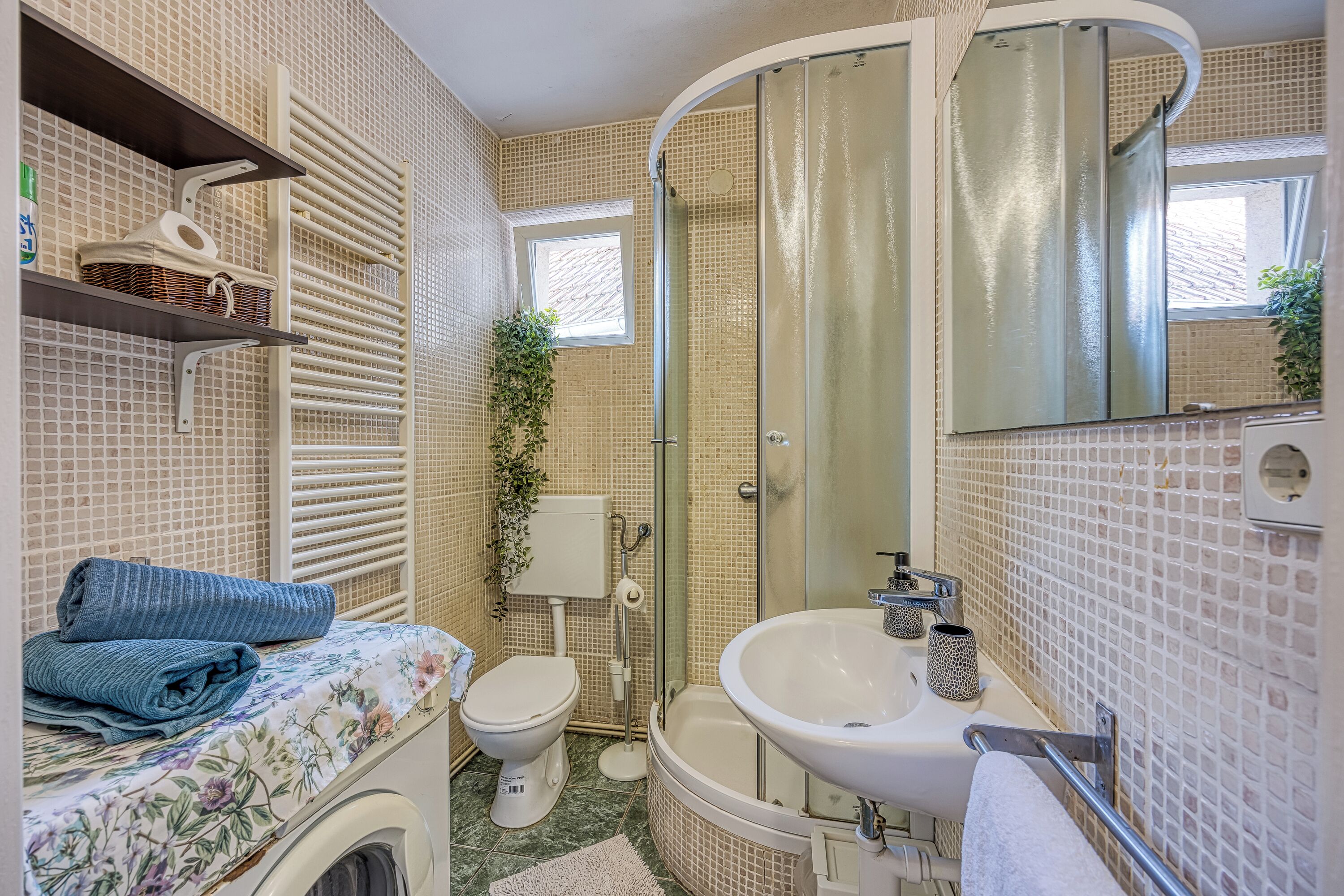 Familienapartment, Mehrere Schlafzimmer (Green Hill Zagreb - Apartment Sara) | Badezimmer | Dusche, Haartrockner, Handtücher, Seife