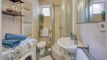 Familienapartment, Mehrere Schlafzimmer (Green Hill Zagreb - Apartment Sara) | Badezimmer | Dusche, Haartrockner, Handtücher, Seife