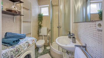 Regadera, secadora de cabello, toallas, jabón