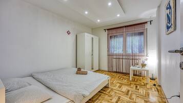 1 habitación, tabla de planchar con plancha, wifi gratis y ropa de cama