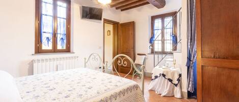 2 soverom, skrivebord, strykejern/-brett og reiseseng for barn