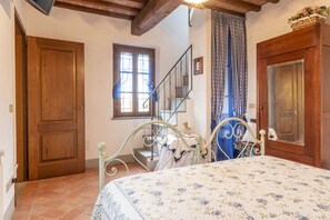 2 Schlafzimmer, Schreibtisch, Bügeleisen/Bügelbrett, Reisekinderbett