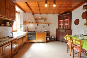 Réfrigérateur, four, plaque de cuisson, cafetière/bouilloire