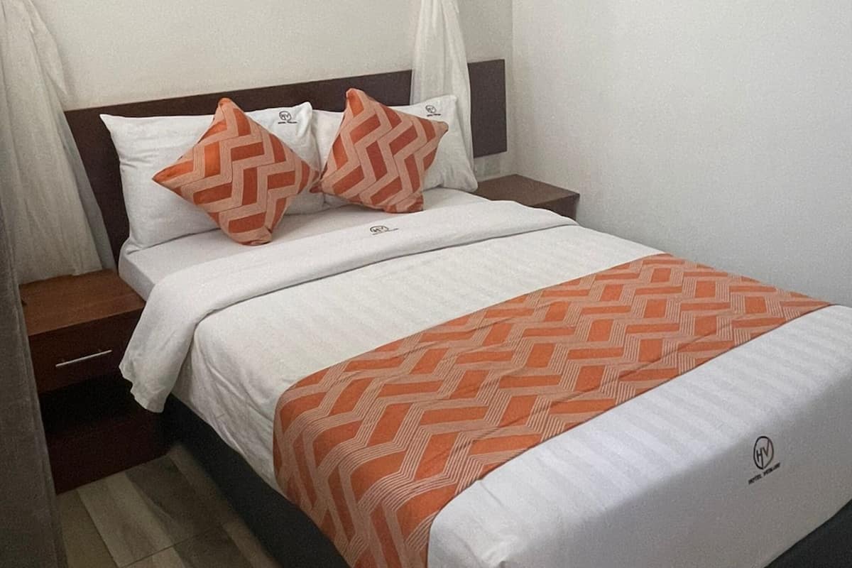 Single Room | Desk, laptop workspace, free WiFi
