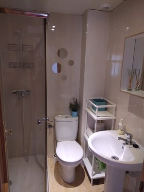 Dusche, Haartrockner, Handtücher, Seife