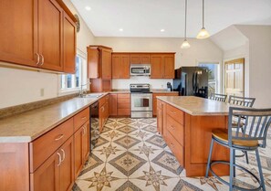 Fridge, microwave, oven, stovetop - Grand viewLuxury: 4BD Game Room & Sauna! (Dedham)