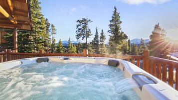 Tina de hidromasaje al aire libre