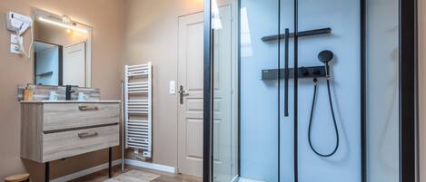 Dusche, Haartrockner, Handtücher, Seife