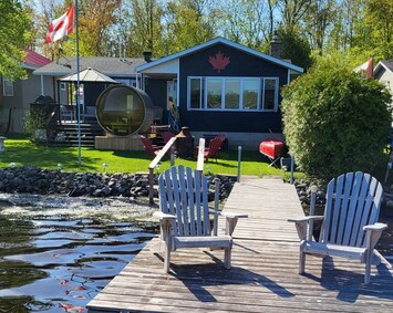 Beautiful 4-seaon home with Rideau River frontage and cedar barrel sauna. Plenty of space to dock a boat. Easy entry into water for guest use of our kayaks, SUP and canoe.