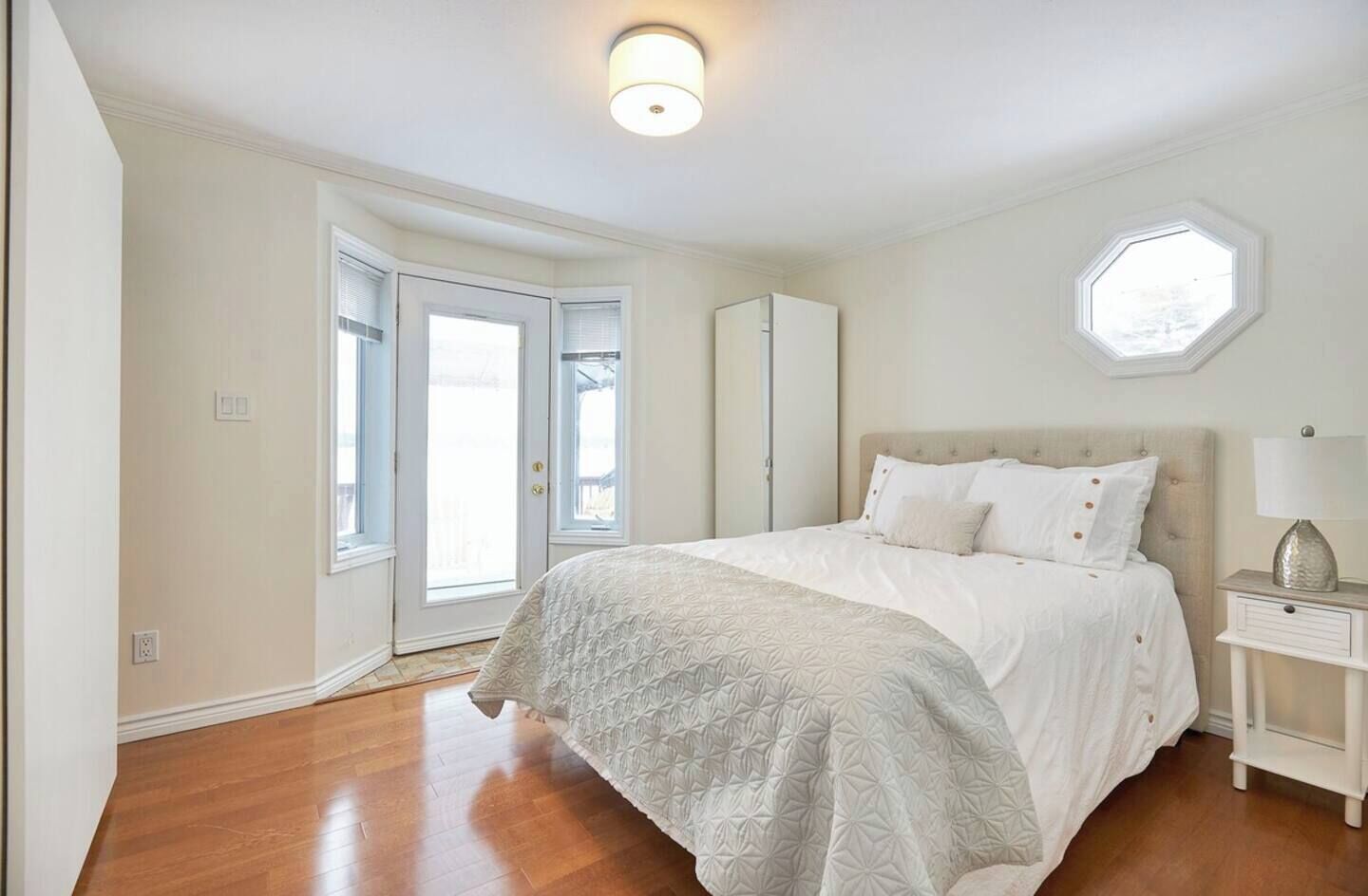 Tabla de planchar con plancha, cuna de viaje y wifi gratis 