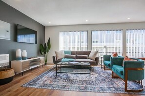 TV, fireplace, books - Fall fun at MissionBayHideaway-beach+parking (San Diego)