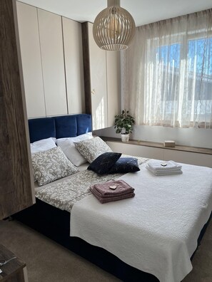 2 soverom, safe på rommet, strykejern/-brett og reiseseng for barn