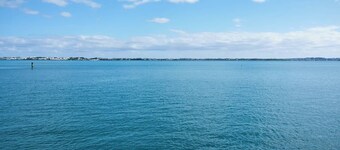 Stunning Sea Views, Contemporary Upper 3Bed - 4A