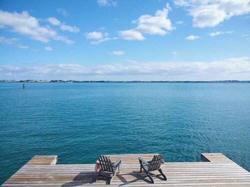 Oceanfront 3Bed w/ Private Patio & Garden - 6B