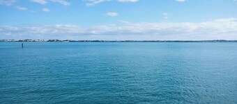 Oceanfront 3Bed w/ Private Patio & Garden - 6B