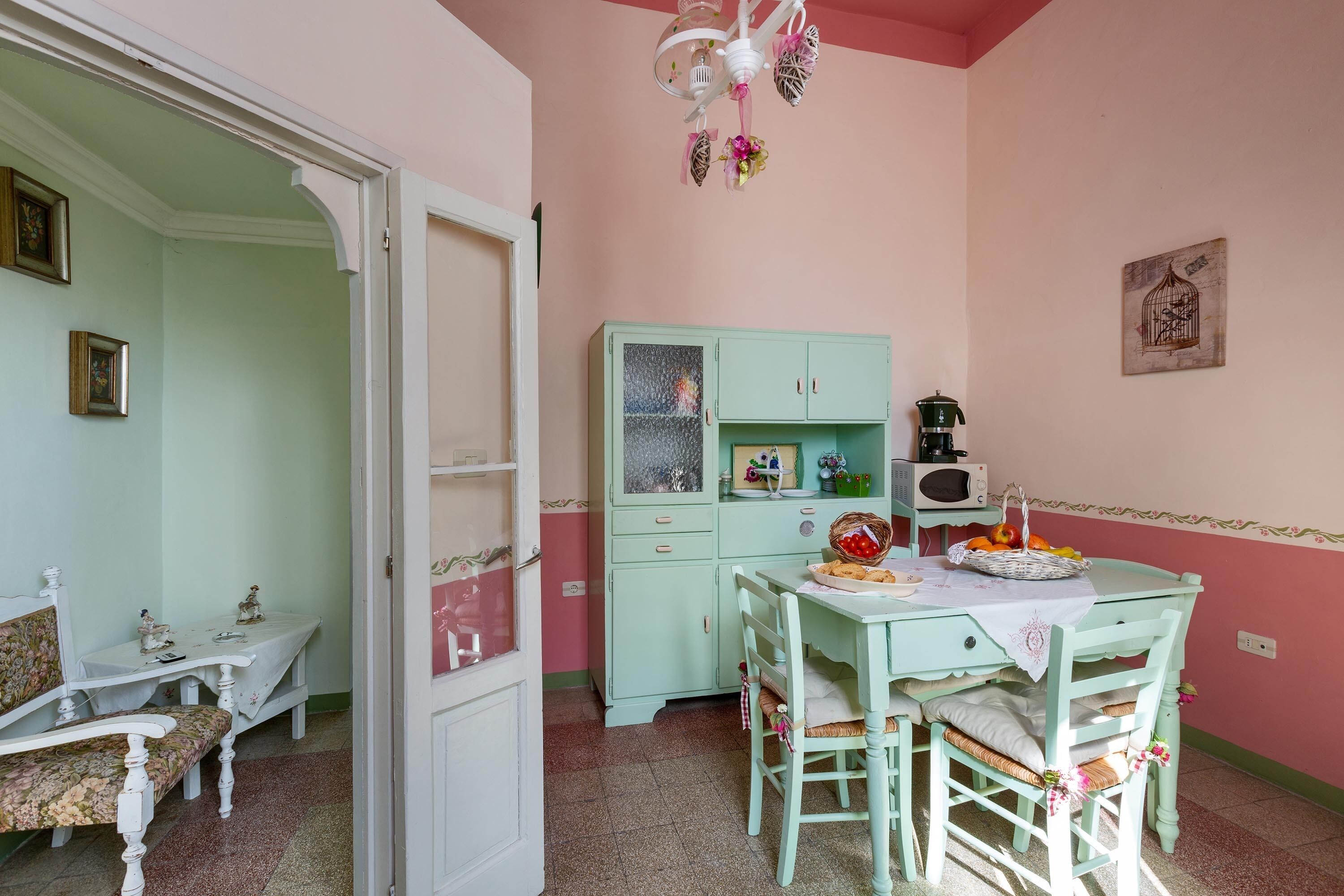 Une cuisine chaleureuse avec une table à manger, des chaises et un buffet.