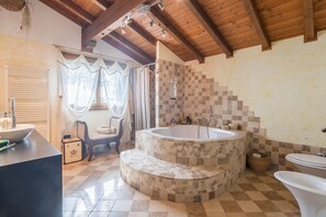 Shower, hair dryer, bidet - La Nocciola - Villa with private pool in Montefiore Conca, Emilia-Romagna (Montefiore Conca)
