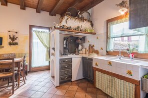 Fridge, microwave, oven, stovetop - La Nocciola - Villa with private pool in Montefiore Conca, Emilia-Romagna (Montefiore Conca)