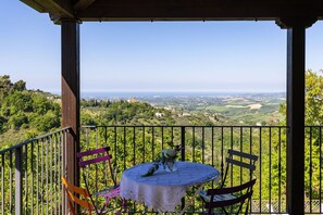 Outdoor dining - La Nocciola - Villa with private pool in Montefiore Conca, Emilia-Romagna (Montefiore Conca)