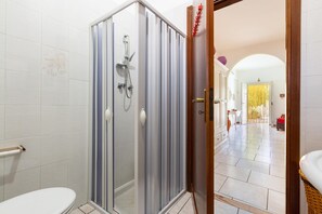 Villa | Baño | Regadera, regadera tipo lluvia, secadora de cabello 