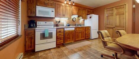 Jääkaappi, mikroaaltouuni, uuni, liesi