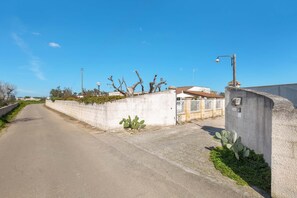 Fachada da propriedade à noite