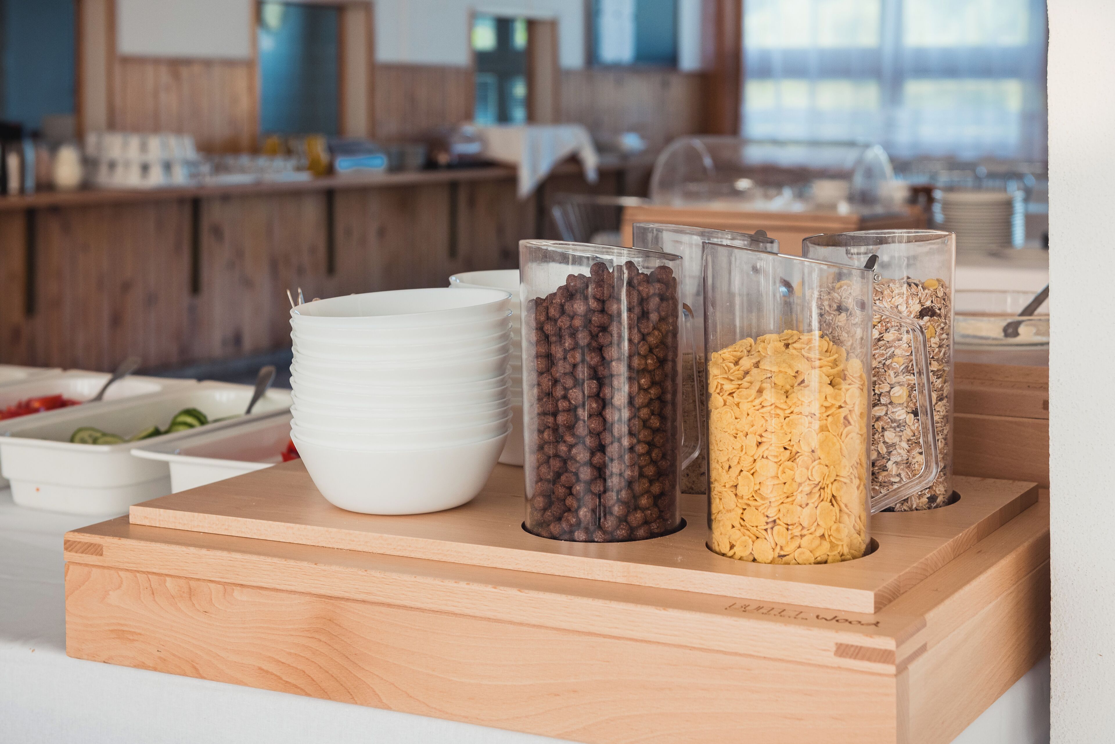 Un bufé de desayuno con diversas opciones de comida y recipientes.