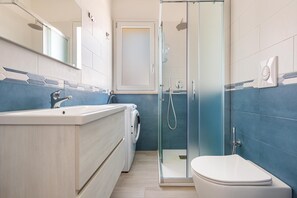 Apartment | Badezimmer | Dusche, Regendusche, Haartrockner