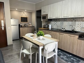 Frigorífic, microones, forn i placa de cuina 