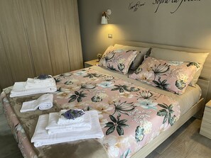 2 Schlafzimmer, Schreibtisch, Bügeleisen/Bügelbrett, Reisekinderbett