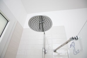 Douche, séchoir à cheveux, bidet, serviettes fournies