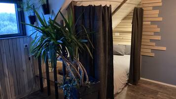 2 bedrooms, travel cot, free WiFi, bed sheets