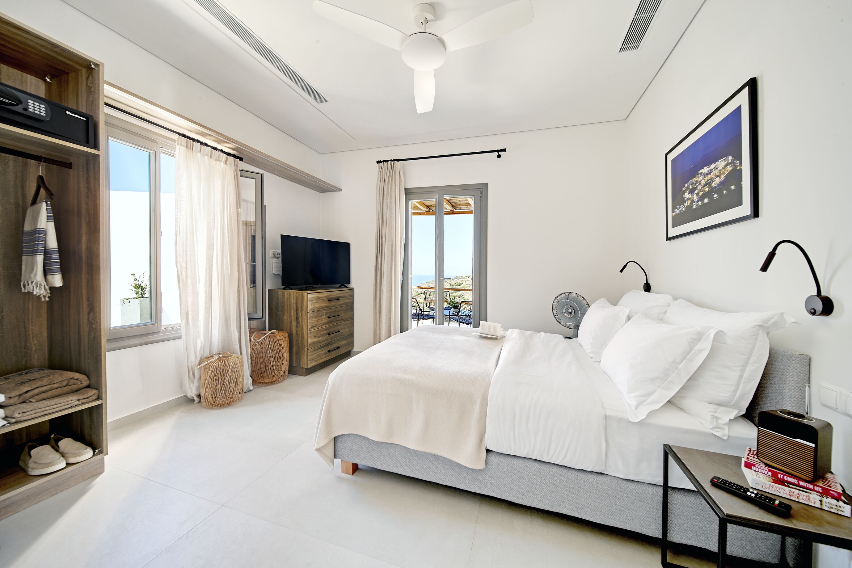 Bộ đồ giường cao cấp, nệm có lớp đệm bông, két bảo mật tại phòng 