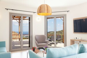 Two Bedroom Villa with Private Pool and Sea View | 起居区 | 55-英寸智能电视（配备卫星频道）、MP3 基座、流媒体服务